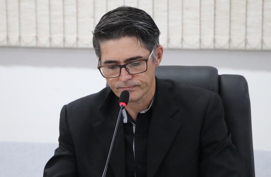 Aquisição de notebooks para atender aos profissionais de educação é indicada pelo vereador Luiz Antônio
