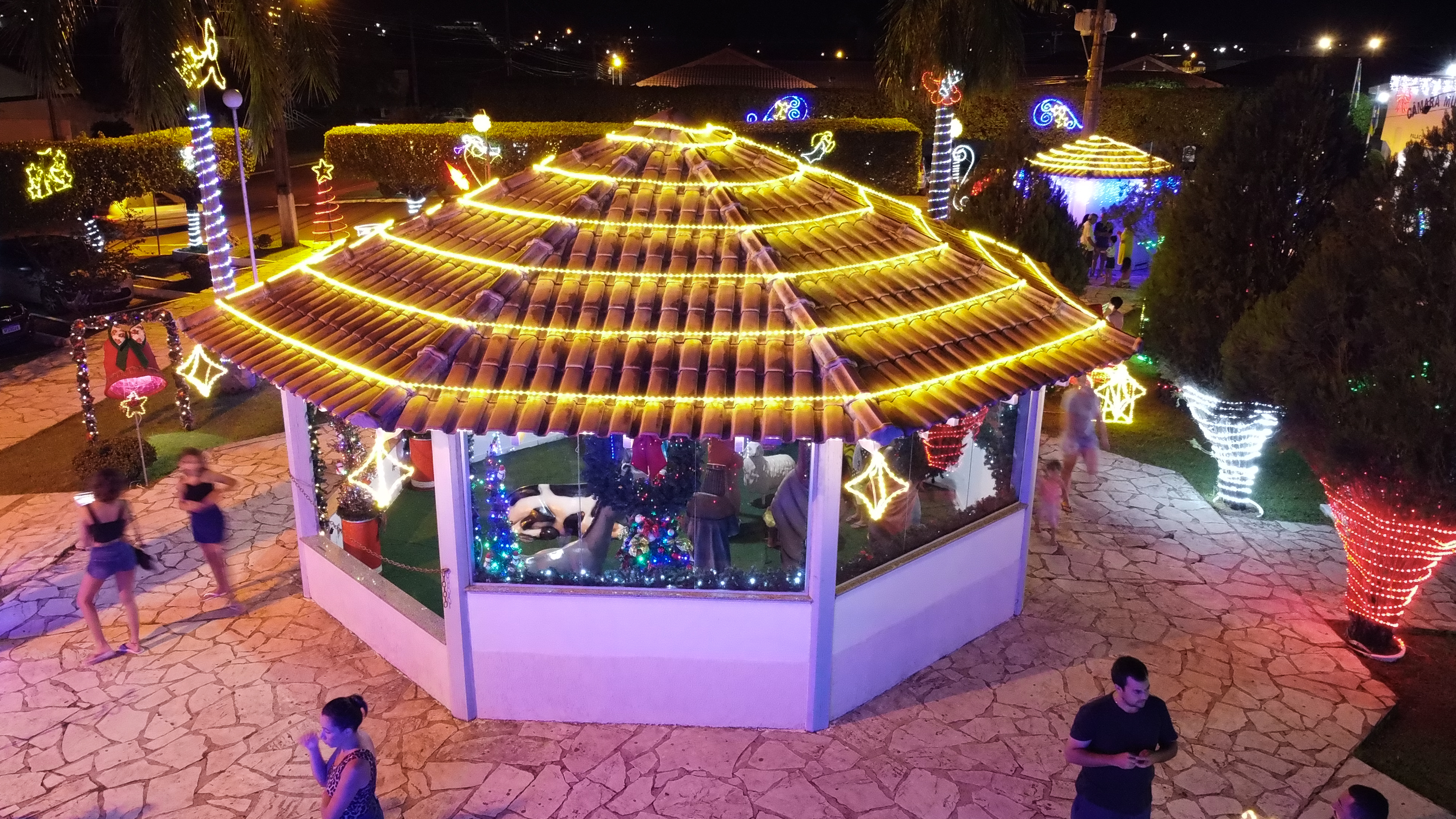 Luzes e ornamentações Natalinas da Praça da Câmara de Vereadores foi inaugurada e atrai famílias de Espigão.