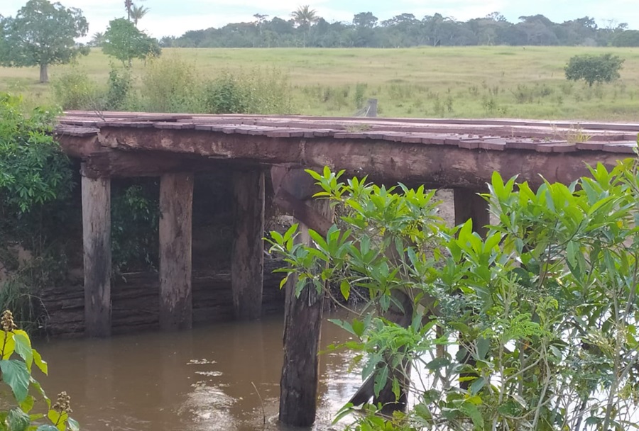 Adriano da Ambulância pede a manutenção na ponte do rio Palmeira na estrada Rei Davi 