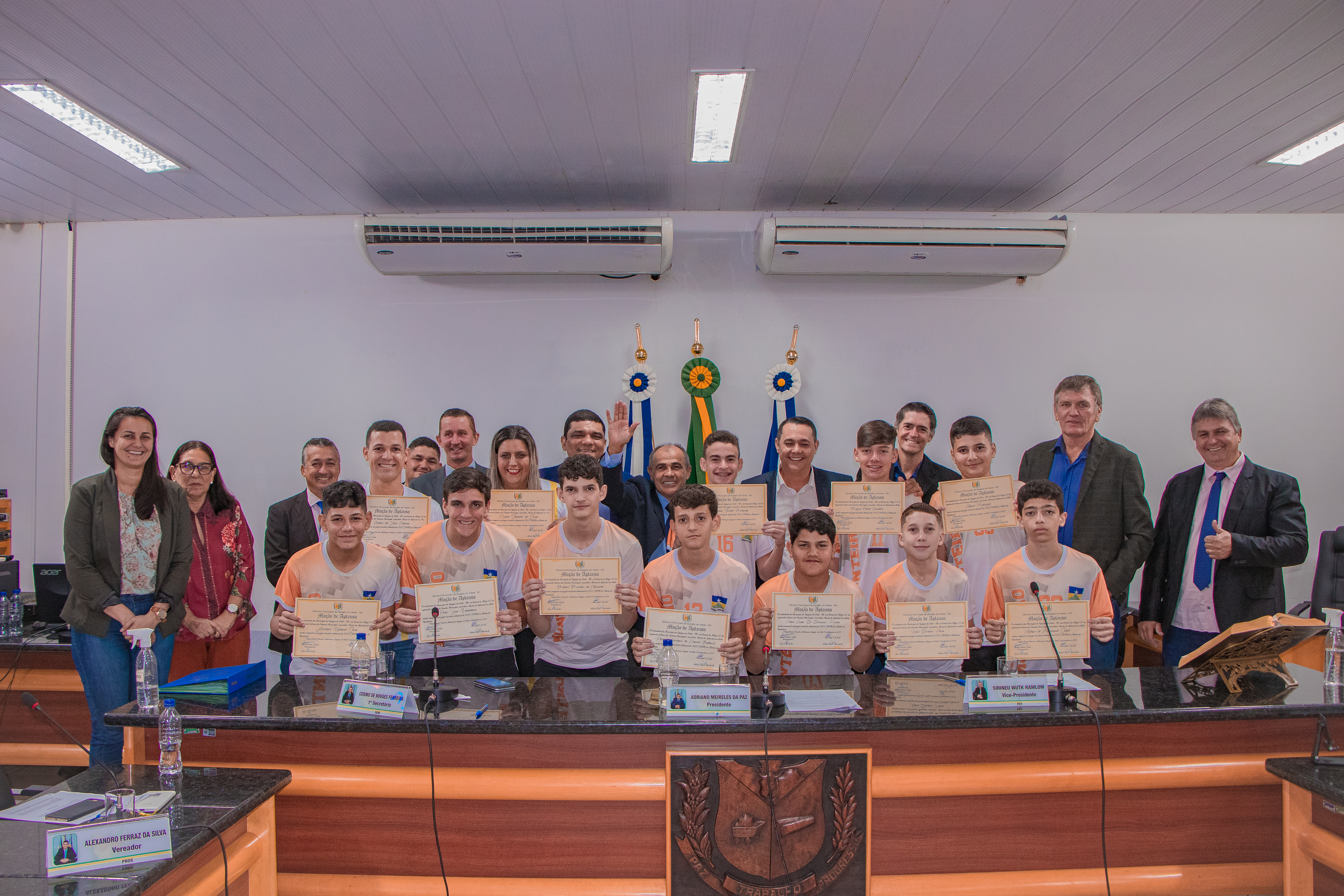 ALUNOS CAMPEÕES DA FASE ESTADUAL DO JOER, NA MODALIDADE DE VOLEIBOL, SÃO HOMENAGEADOS COM MOÇÃO DE APLAUSOS PELA CÂMARA DE VEREADORES.