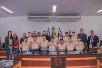 ALUNOS CAMPEÕES DA FASE ESTADUAL DO JOER, NA MODALIDADE DE VOLEIBOL, SÃO HOMENAGEADOS COM MOÇÃO DE APLAUSOS PELA CÂMARA DE VEREADORES.