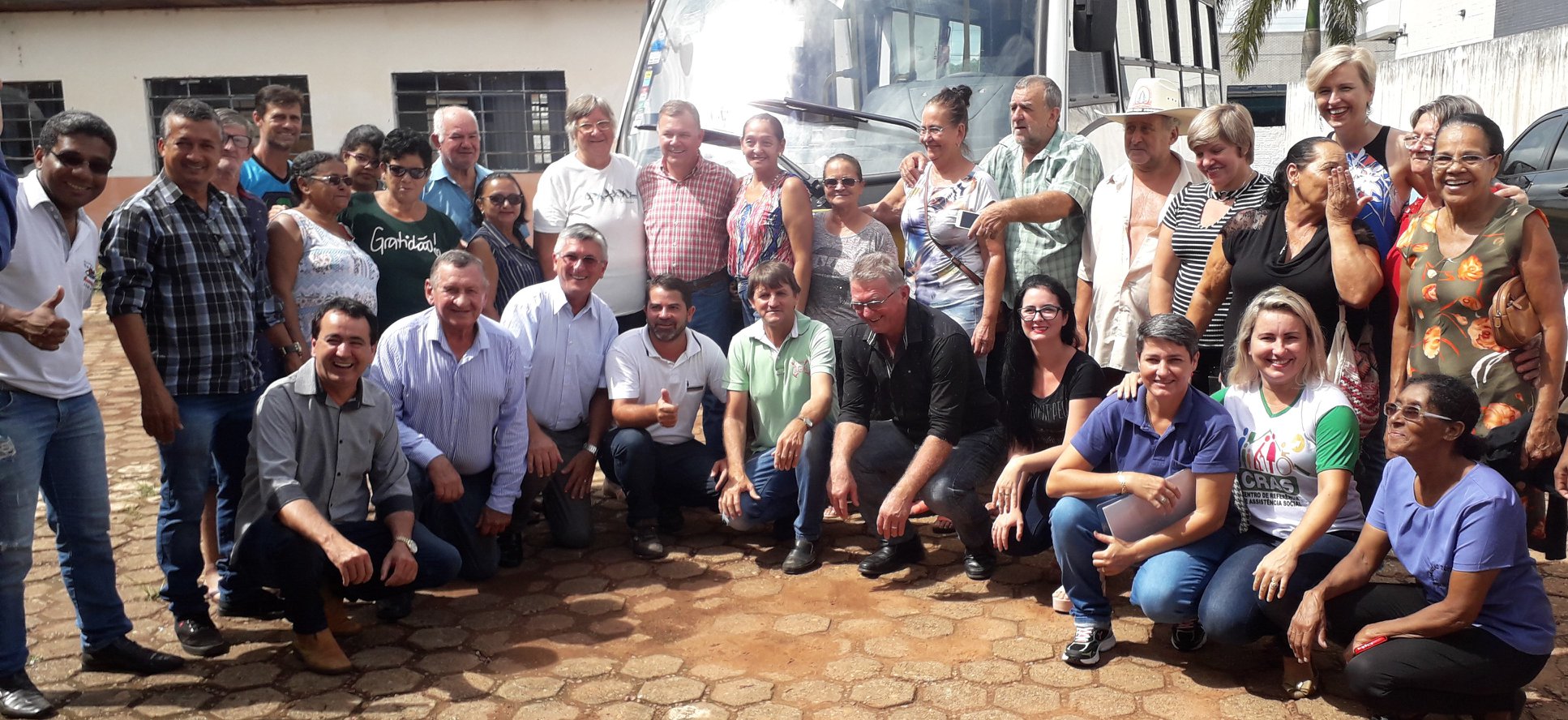 Deputado Federal Lúcio Mosquini entrega  micro-ônibus para Secretária Municipal Assistência Social