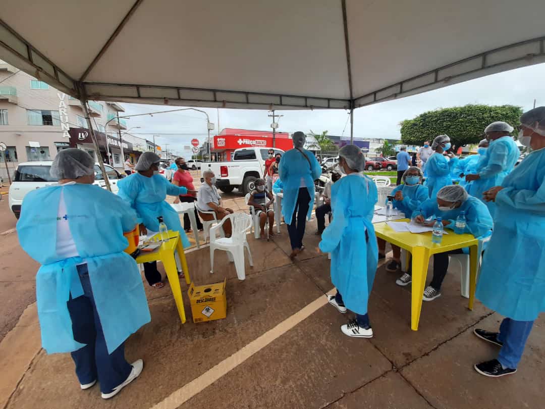 Imunização de idosos acima de 80 anos teve início neste sábado na praça