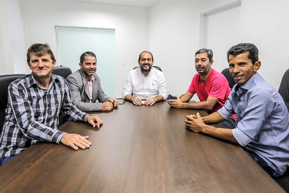 Na Assembleia o presidente Laerte Gomes atende lideranças de Espigão do Oeste 