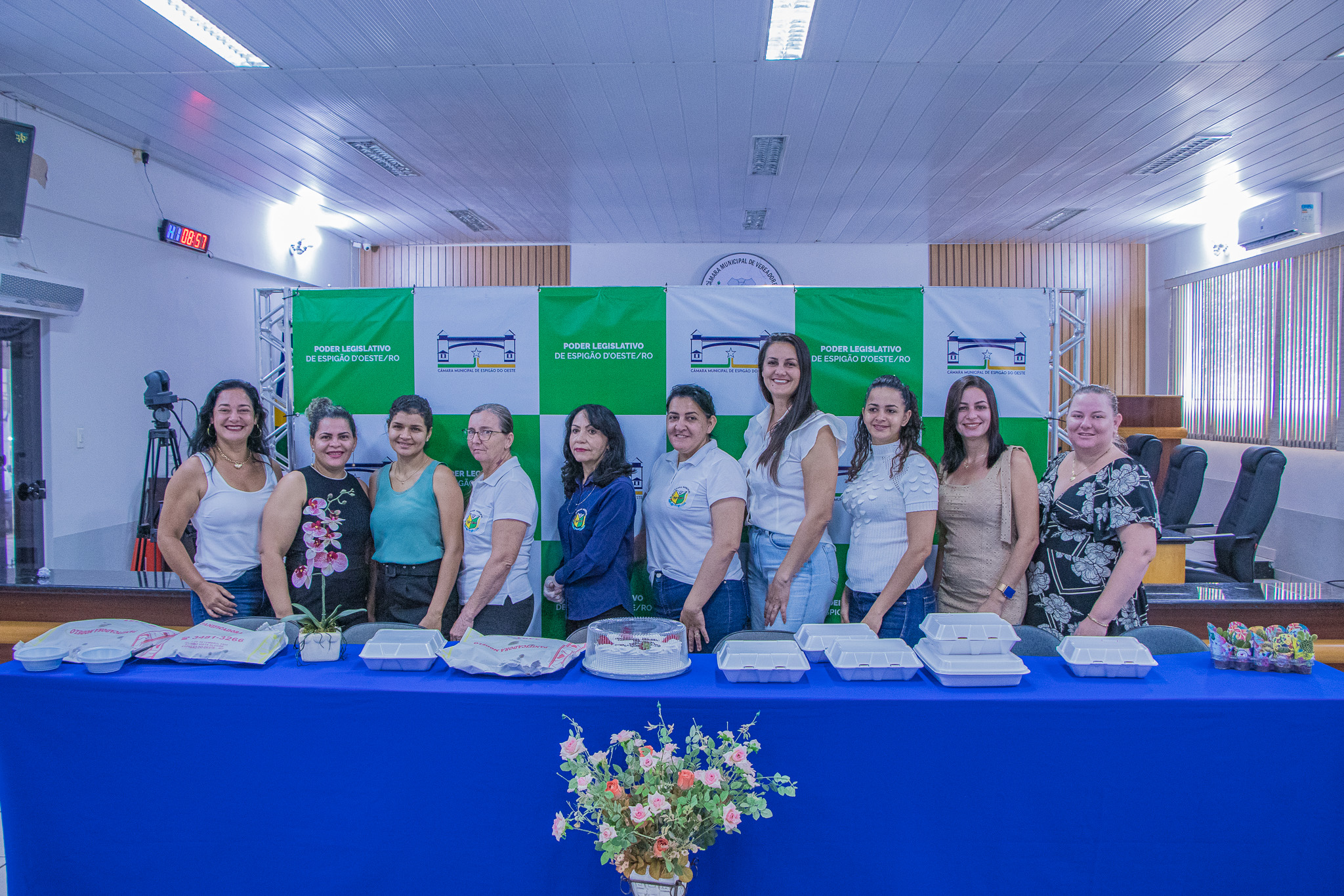 Servidoras da Câmara Municipal são homenageadas com coffee break.