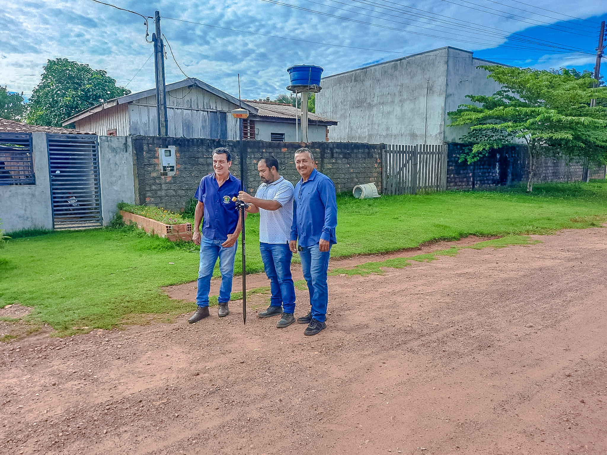 Vereador Cosmo Novaes acompanha trabalho de topografia nas ruas do Cidade Alta 