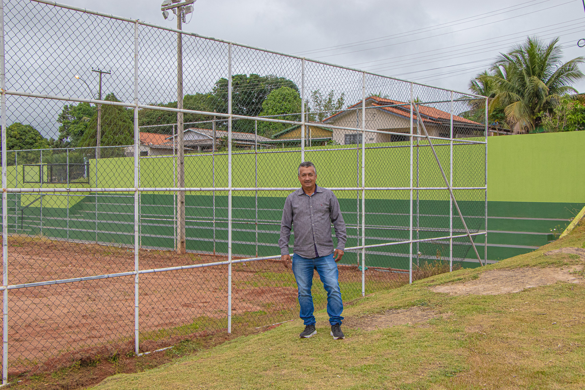 Vereador Cosmo Novaes visita campo do bairro Cidade Alta, onde obteve recursos para construção de arquibancadas.