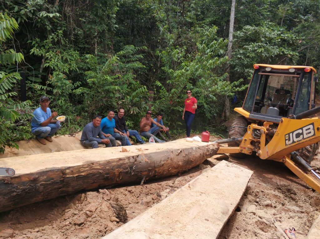 Vereadora Delker visita equipe de obras e enaltece trabalho dos profissionais