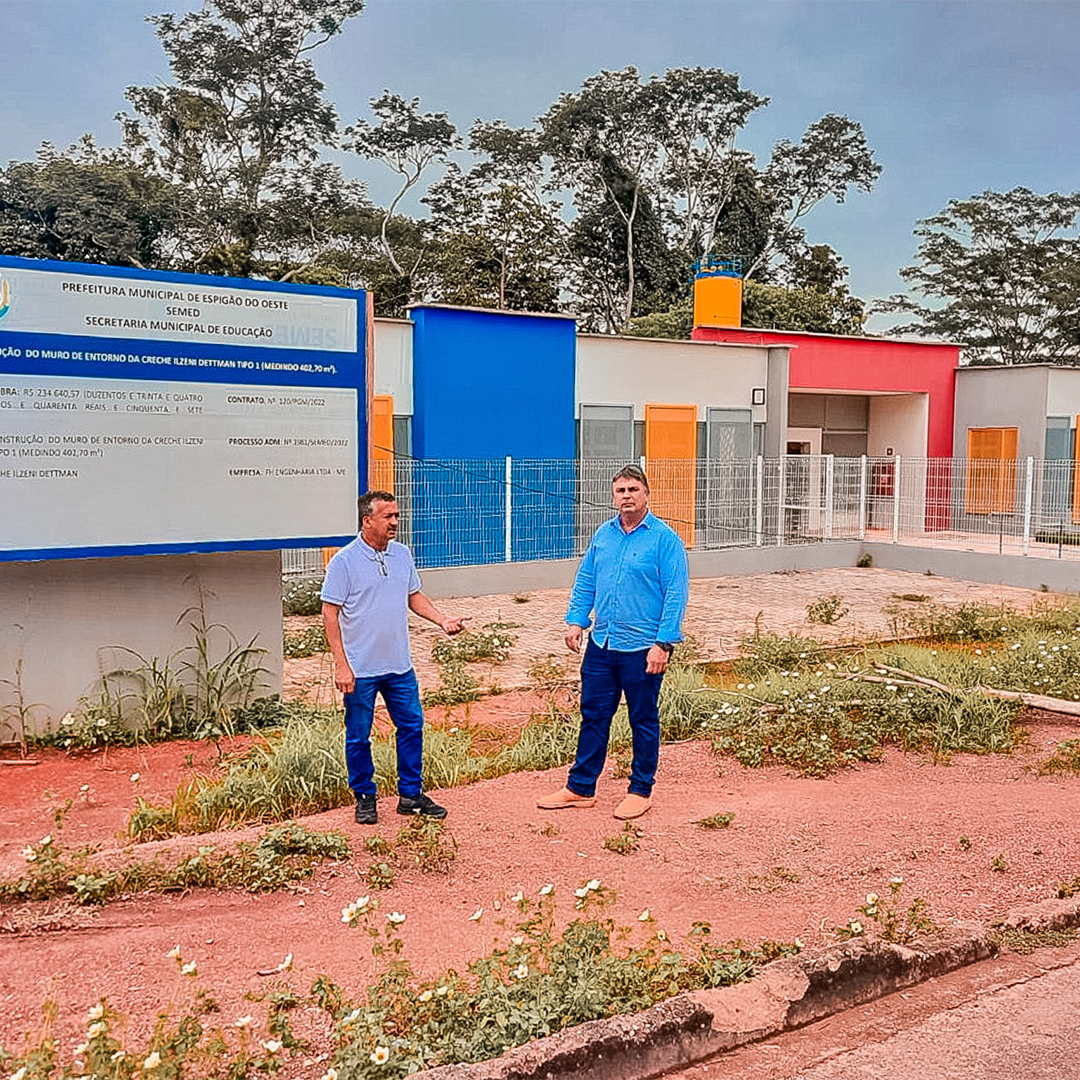  Vereadores Cosmo Novaes e Gilmar Loose fiscalizam trabalhos de acabamento da creche no bairro Morada do Sol