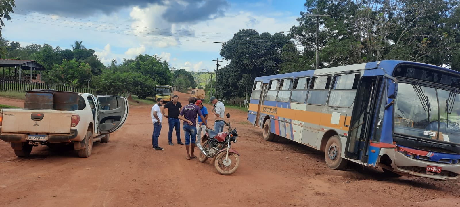 Vereador Professor Hermes fiscaliza condições dos ônibus de transporte escolar na região do Seringal e 14 de Abril