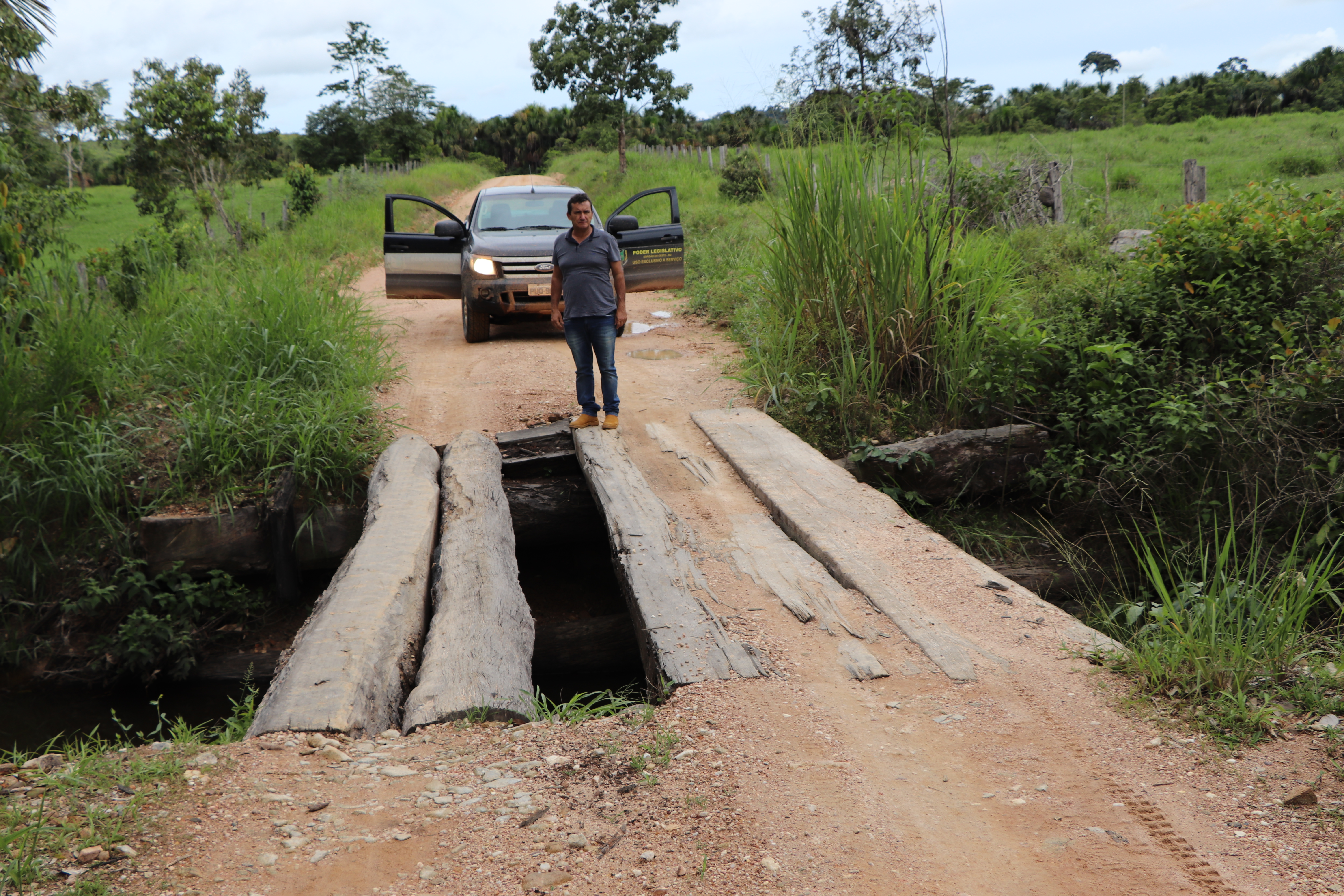 Vicinais no entorno do Pacarana recebem a atenção da equipe de pontes da Semosp